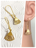 VINTAGE ANTIQUE GOLD BRASS SIMPLE MINIMAL DAINTY ART DECO GEOMETRIC FAN EARRINGS