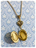 VINTAGE ANTIQUE GOLD BRASS TOOLED OVAL LOCKET GLASS HEART CHARM NECKLACE
