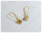 VINTAGE ANTIQUE GOLD BEATEN BRASS DISC SIMPLE ROUND COIN MINIMAL DAINTY DANGLE DROP EARRINGS
