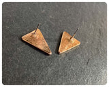 VINTAGE 80’s GREEN YELLOW ENAMEL ANTIQUE GOLD BRASS TRIANGLE GEOMETRIC LIGHTNING STUD EARRINGS