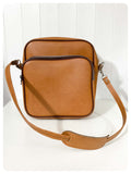VINTAGE 1960’s 70’s DEEP TAN FAUX LEATHER MESSENGER FLIGHT TRAVEL SHOULDER BAG CASE