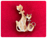 VINTAGE 70’s 80’s ART DECO STYLE GOLD TONE BRASS CUTE CAT & KITTEN WITH BOW TIE BROOCH PIN