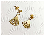 VINTAGE ANTIQUE GOLD BRASS SIMPLE MINIMAL DAINTY ART DECO GEOMETRIC FAN STUD EARRINGS