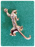 VINTAGE 70’s 80’s GOLD TONE CLIMBING LEOPARD BIG CAT CRYSTAL GEM BROOCH