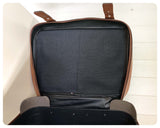 VINTAGE 1960’s 70’s DEEP TAN FAUX LEATHER LUGGAGE WEEKEND BAG CASE RETRO SUITCASE