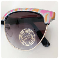 VINTAGE 1980’s BRAND NEW DEAD STOCK PINK GOLD BLACK SPRAY PATTERN WAYFARER CLUBMASTER SUNGLASSES RETRO KITSCH