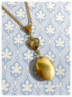 VINTAGE ANTIQUE GOLD BRASS TOOLED OVAL LOCKET GLASS HEART CHARM NECKLACE